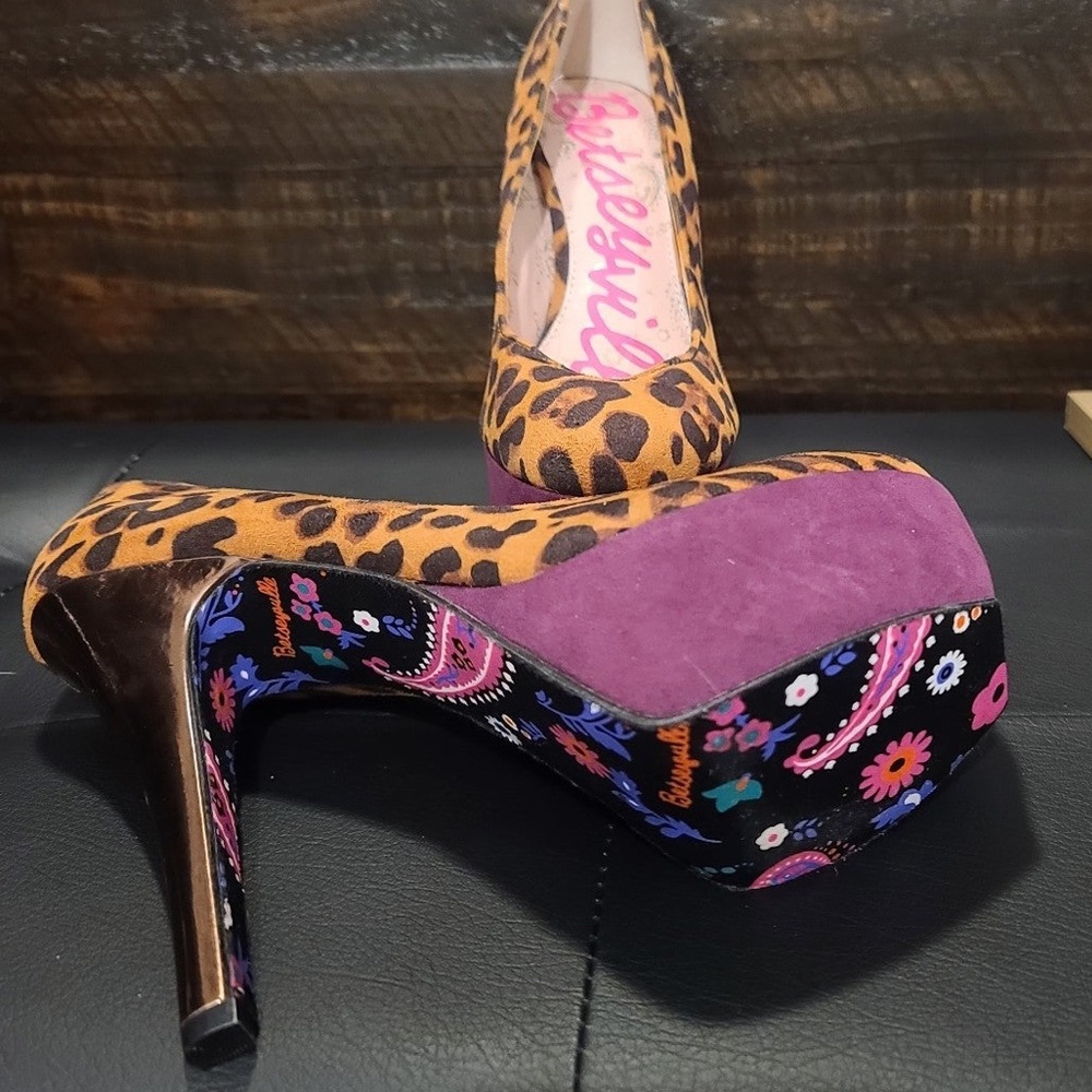 Betsey Johnson. - Betseyville Leopard pump with purple lining NWT / Box - Picture 3 of 7